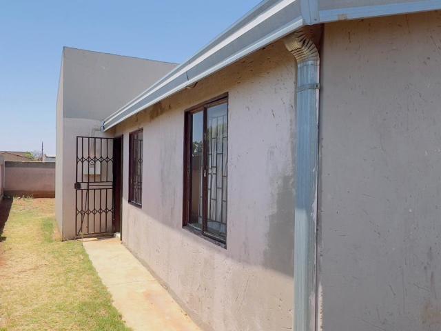 2 Bedroom House For Sale in Vosloorus Ext 2