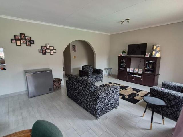 2 Bedroom House For Sale in Van Riebeeck Park