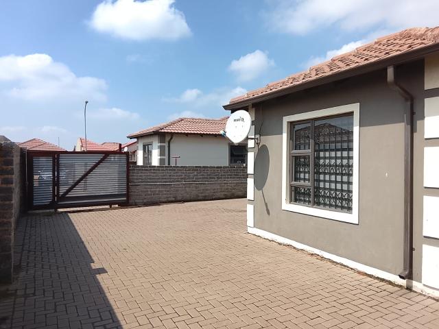 2 Bedroom House For Sale in Vanderbijlpark CE 3
