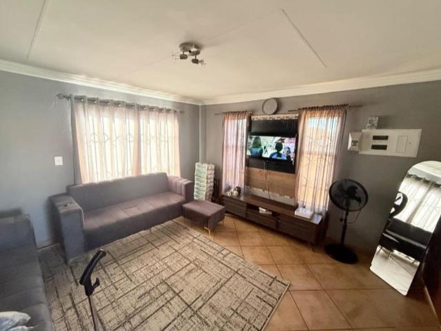 2 Bedroom House For Sale in Vanderbijlpark CE 3