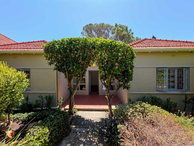 2 Bedroom House For Sale in Vredehoek