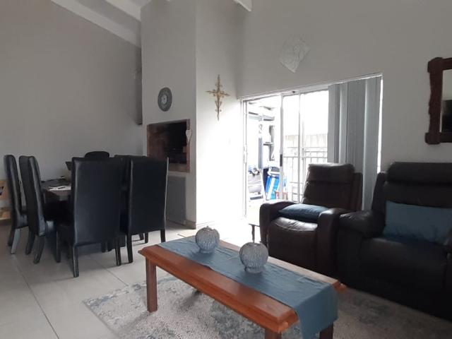 2 Bedroom House For Sale in Vredenburg