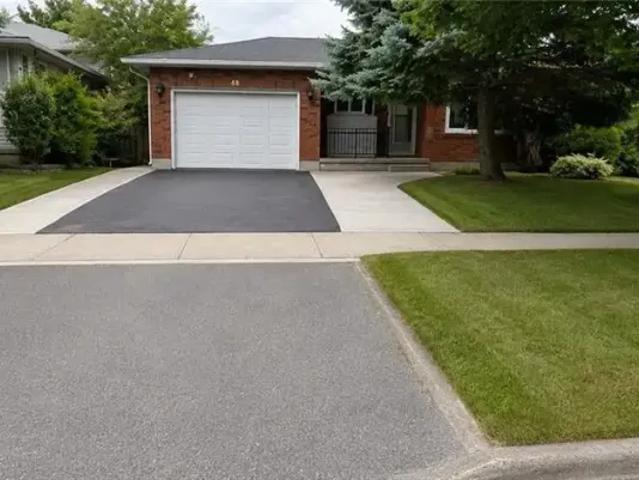 2 Bedroom House Kitchener ON 104864304