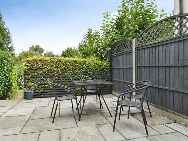 2 bedroom house in Bromley
