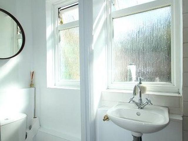 2 bedroom house in Bromley