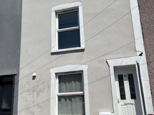2 bedroom house in BS5 with parking and garden