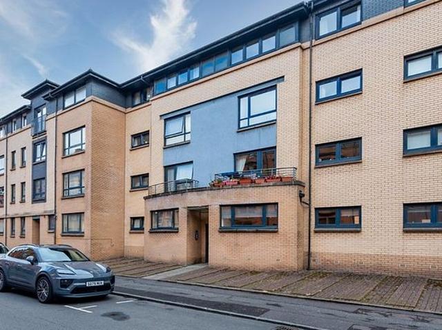 2 bedroom house in Glasgow