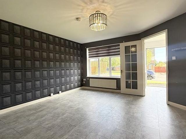 2 bedroom house in Glasgow