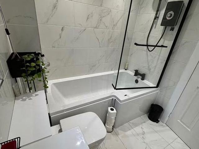 2 bedroom house in Glasgow