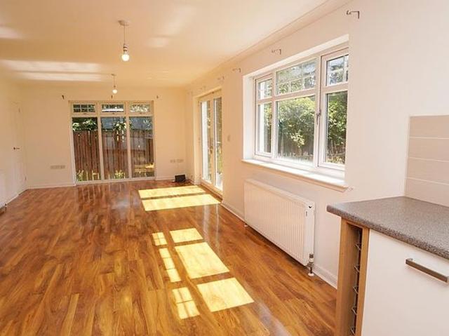 2 bedroom house in Glasgow