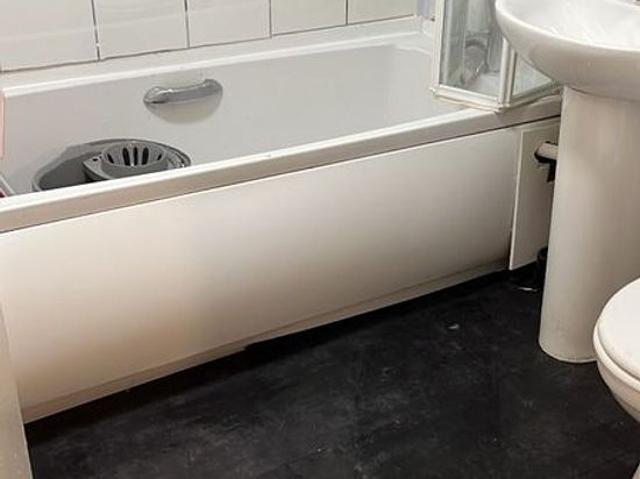 2 bedroom house in Glasgow