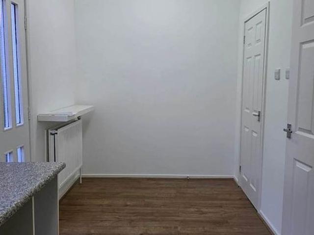 2 bedroom house in Glasgow