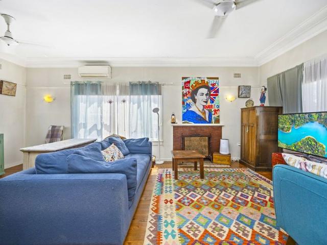 2 BEDROOM HOUSE IN GREAT LOCATION