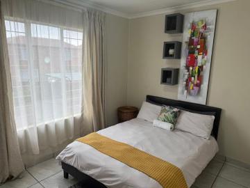 2 Bedroom House in Florida Glen