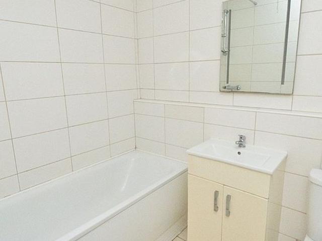 2 bedroom house in Ilford