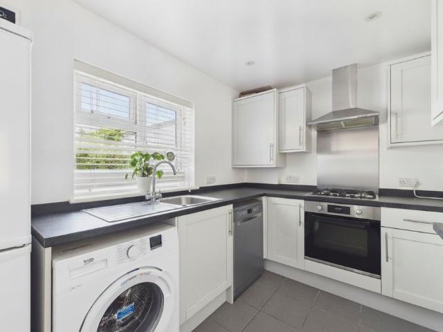 2 bedroom House in Long Lane, Staines Upon Thames