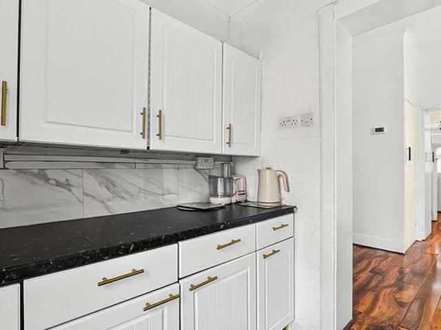 2 bedroom house in London