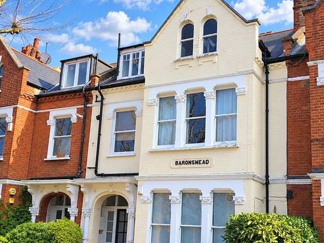 2 bedroom house in London