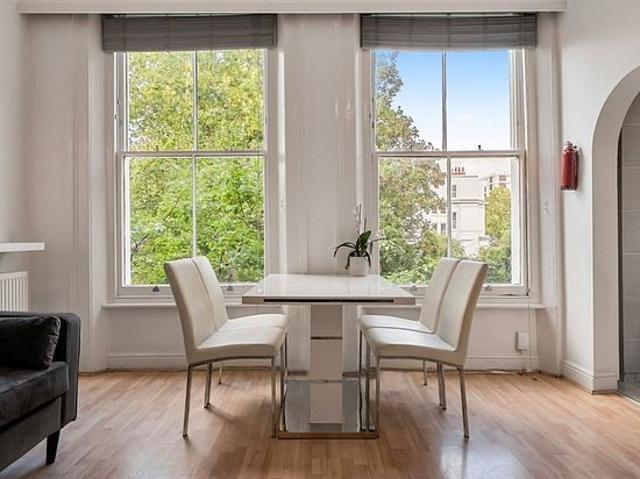 2 bedroom house in London