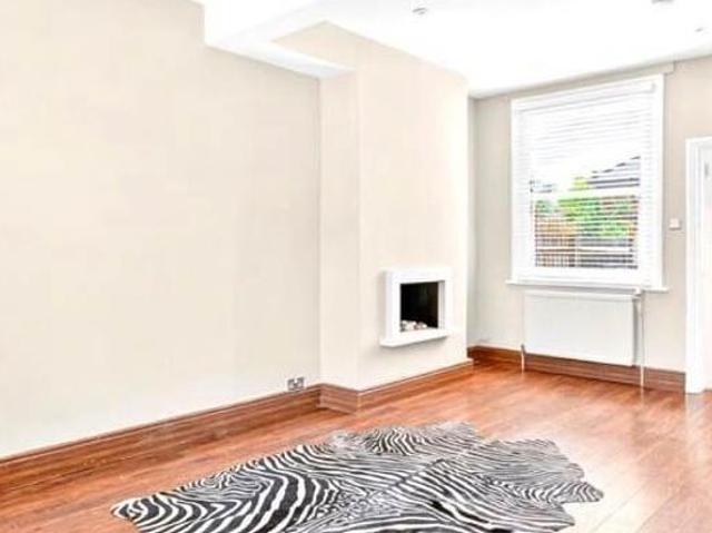 2 bedroom house in London