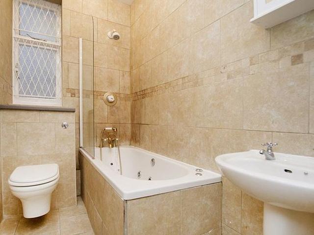 2 bedroom house in London