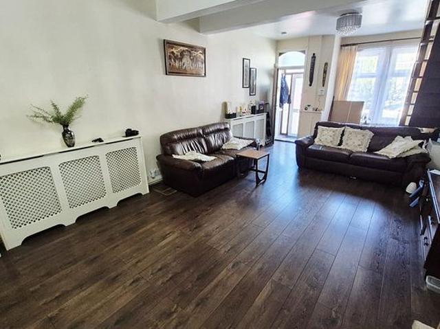 2 bedroom house in London