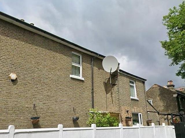 2 bedroom house in London