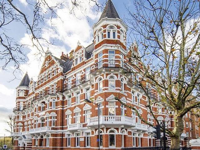 2 bedroom house in London