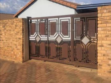 2 Bedroom House in Protea Glen