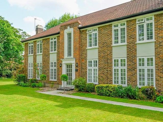 2 bedroom house in Thames Ditton
