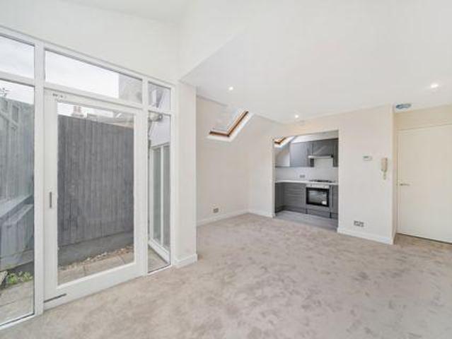 2 Bedroom House London England 105399116
