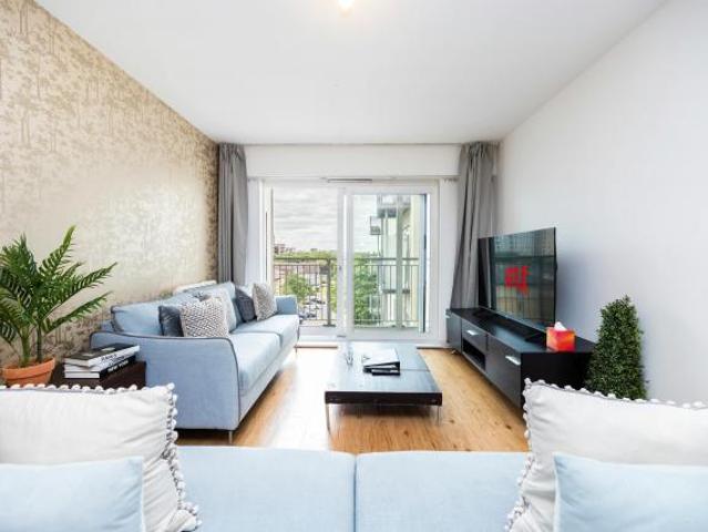 2 Bedroom House London London 78790360