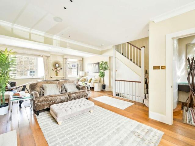 2 Bedroom House London London 99374302