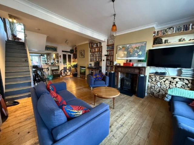2 Bedroom House London London 99384373