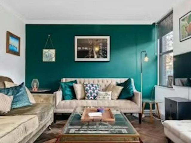 2 Bedroom House London London 104536656
