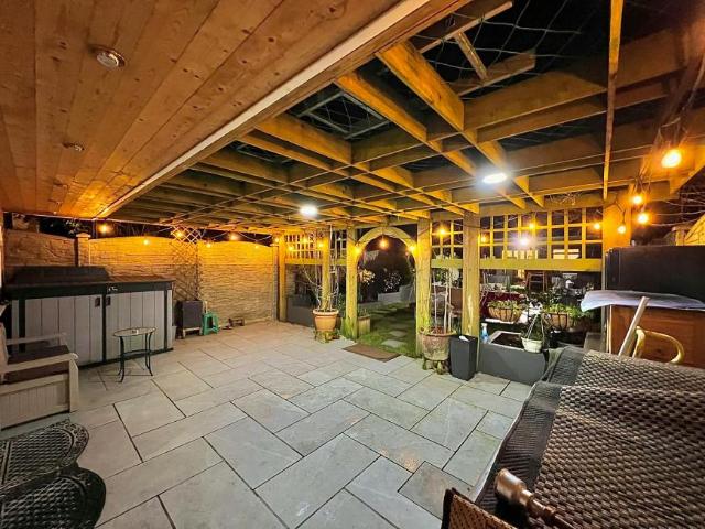2 Bedroom House London London LS90911452