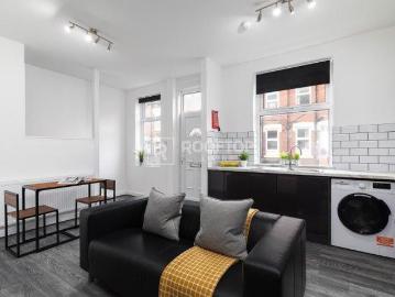 Leeds, West Yorkshire, North England - Equipped kitchen