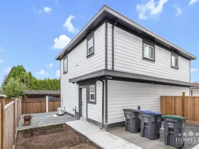 2 Bedroom House Surrey BC 105410734