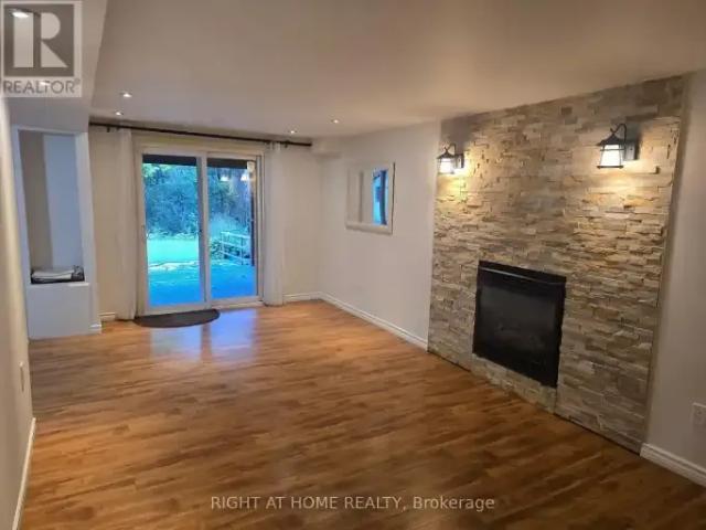 2 Bedroom House Richmond Hill ON 105378596