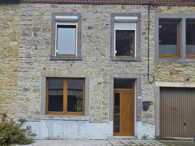 2 bedroom house with garage and patio for rent