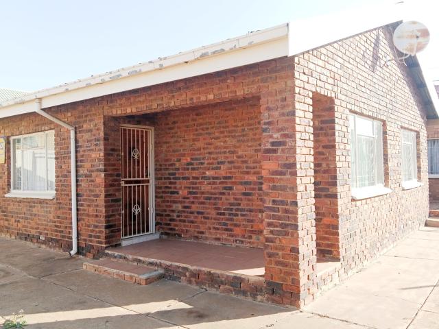 2 Bedroom House with Garage for Rent in Soshanguve DD