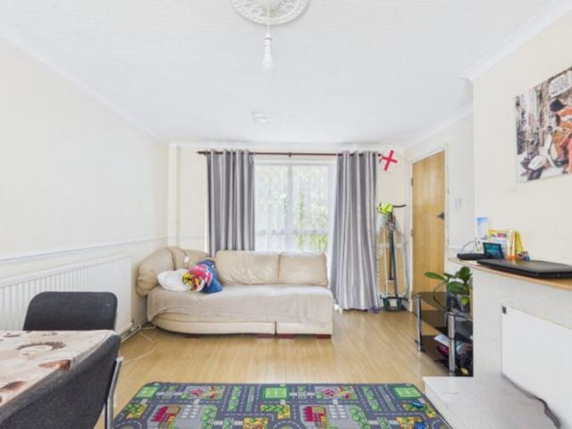 2 bedroom House Willow Way, Hatfield