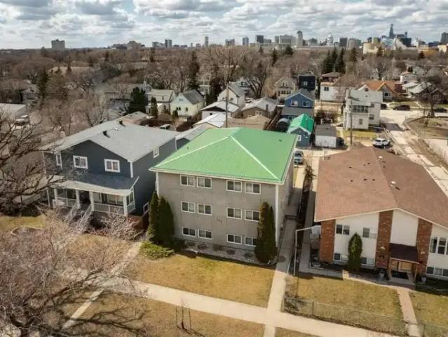2 Bedroom House Winnipeg MB 105047631