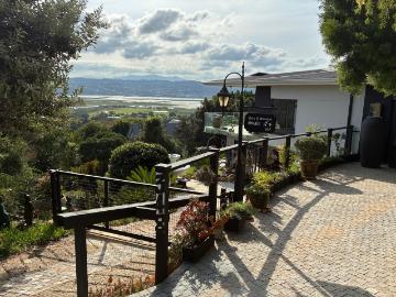 2 Bedroom House To Let in Brenton On Lake
