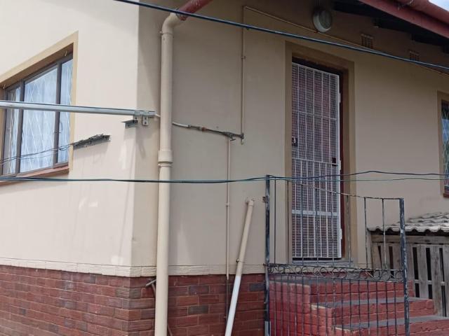 2 Bedroom House To Let in Kharwastan
