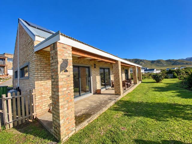 2 Bedroom House To Let in Pringle Bay