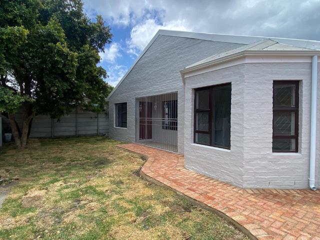 2 Bedroom House To Let in Sandbaai