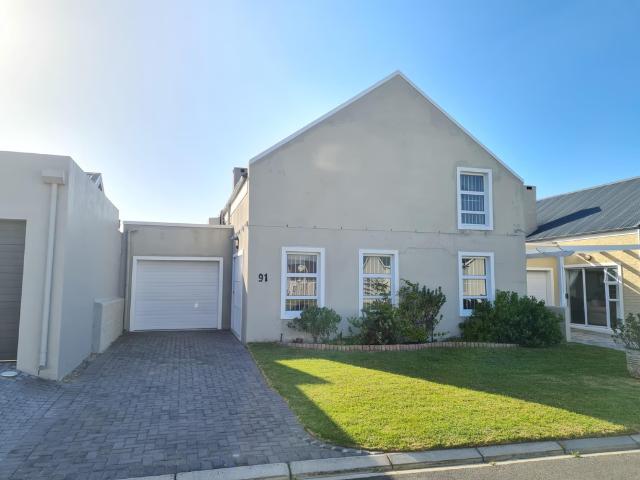 2 Bedroom House To Let in Sandbaai