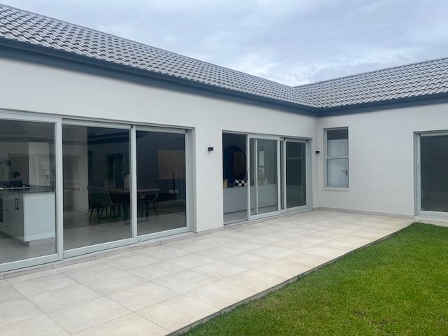 2 Bedroom House To Let in Sheffield Beach