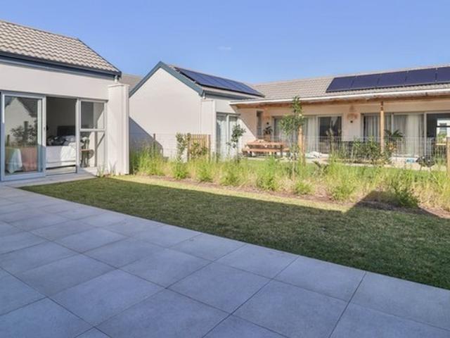 2 Bedroom House To Let in Sheffield Beach